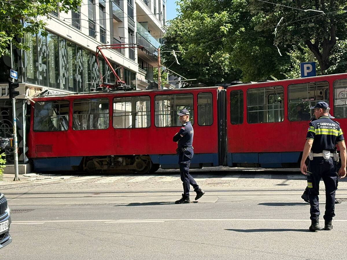 Tramvaj ispao iz šina ulica Cara Dušana  (10).jpg