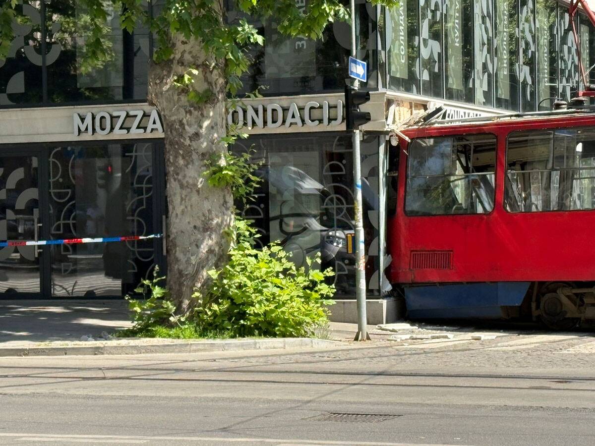 Tramvaj ispao iz šina ulica Cara Dušana  (12).jpg