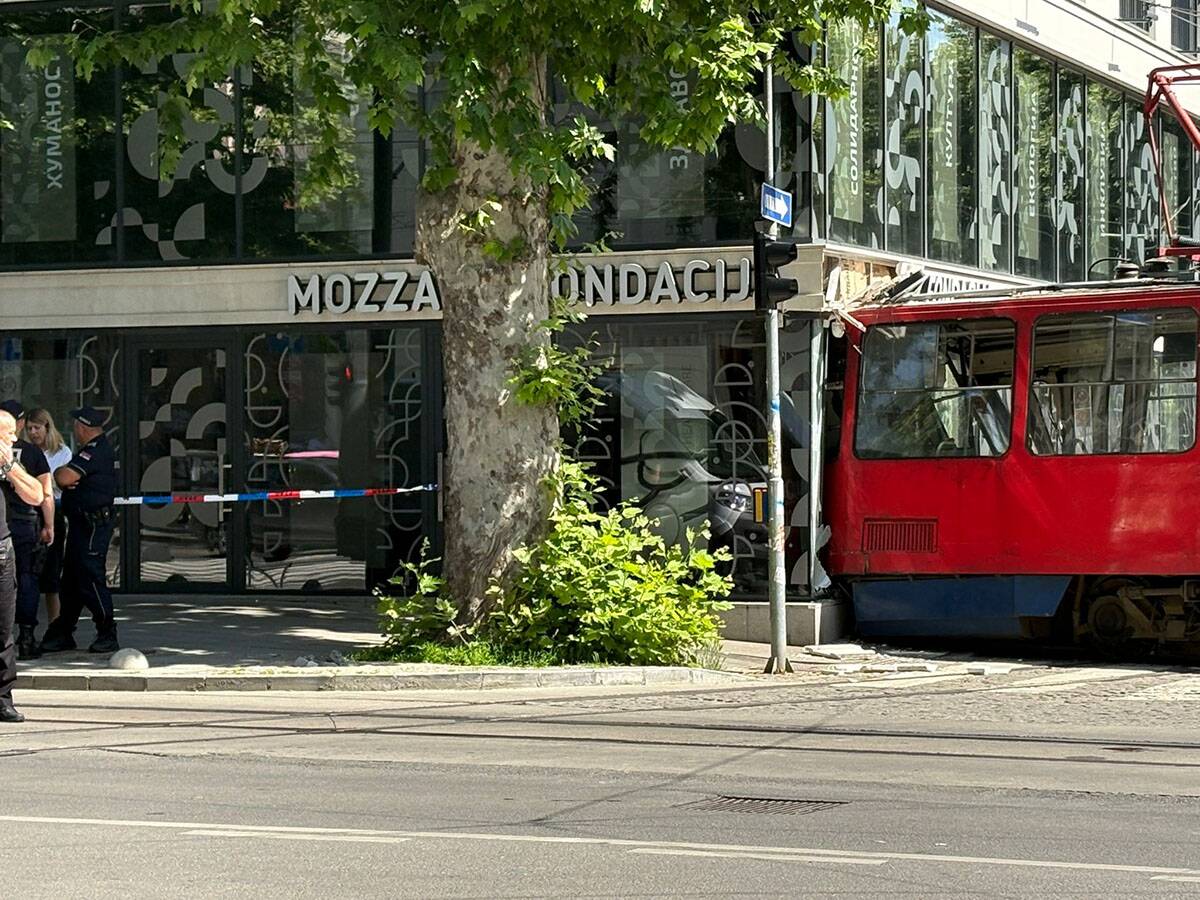 Tramvaj ispao iz šina ulica Cara Dušana  (13).jpg