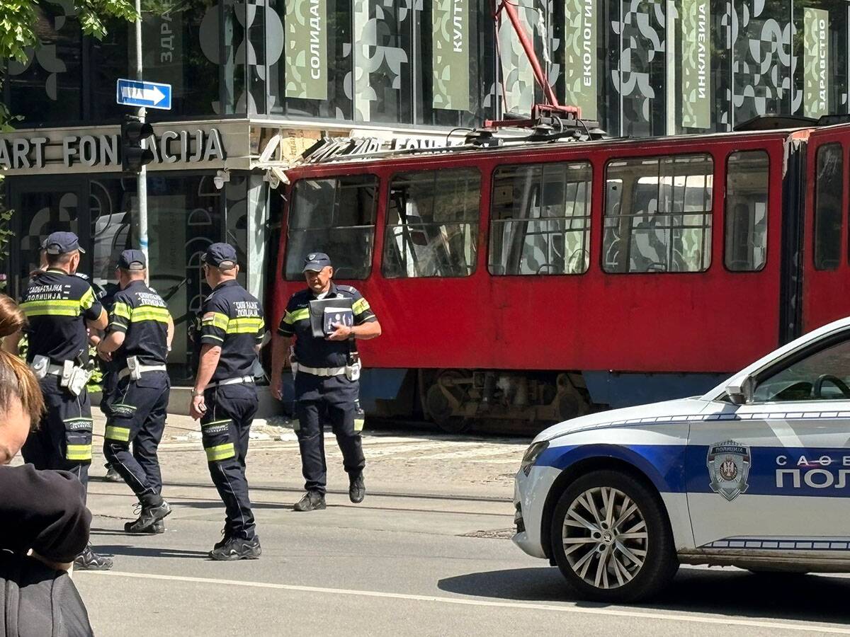 Tramvaj ispao iz šina ulica Cara Dušana  (14).jpg