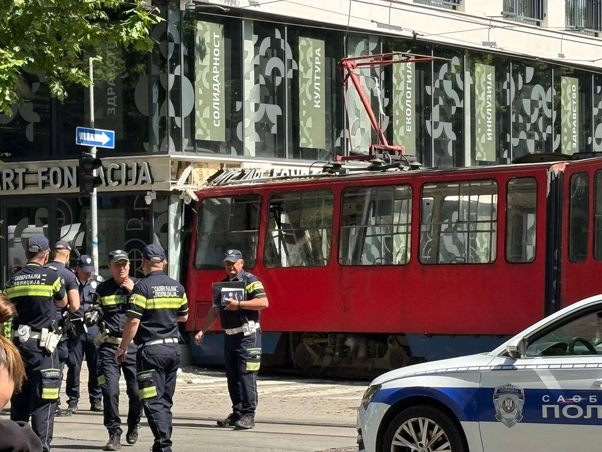 Tramvaj ispao iz šina ulica Cara Dušana  (15).jpg