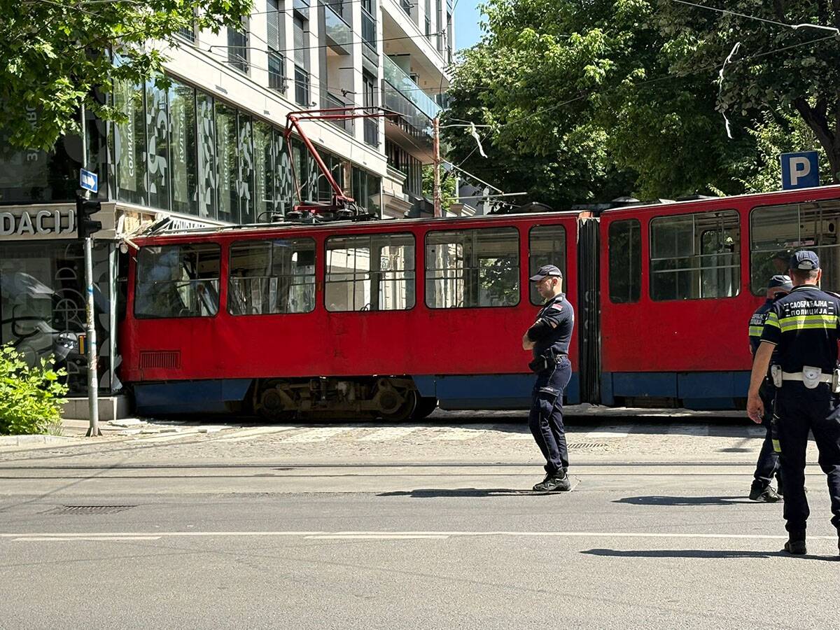 Tramvaj ispao iz šina ulica Cara Dušana  (16).jpg