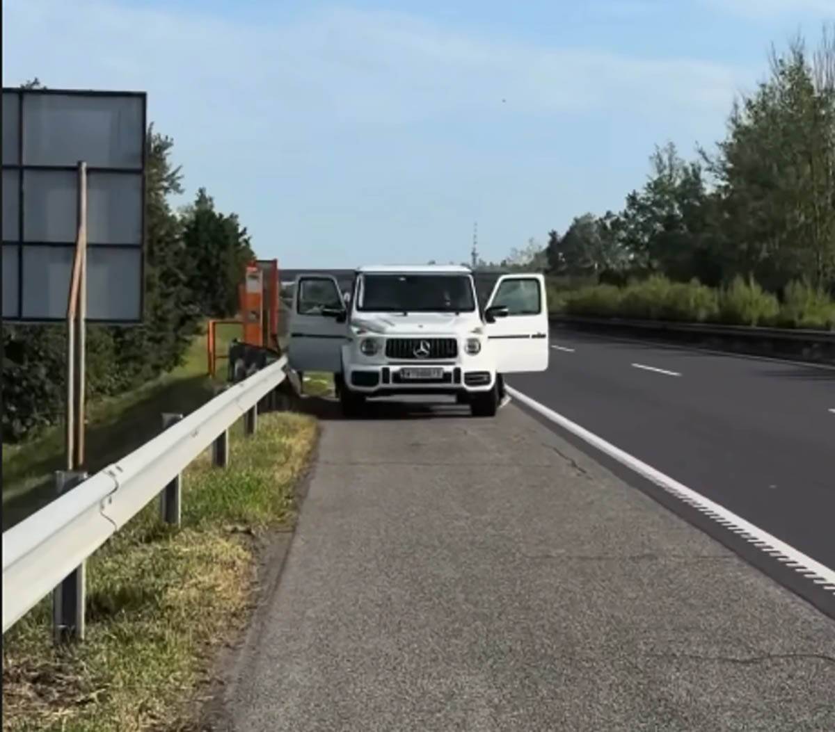 Emiru Habiboviću pukla guma  (2).jpg