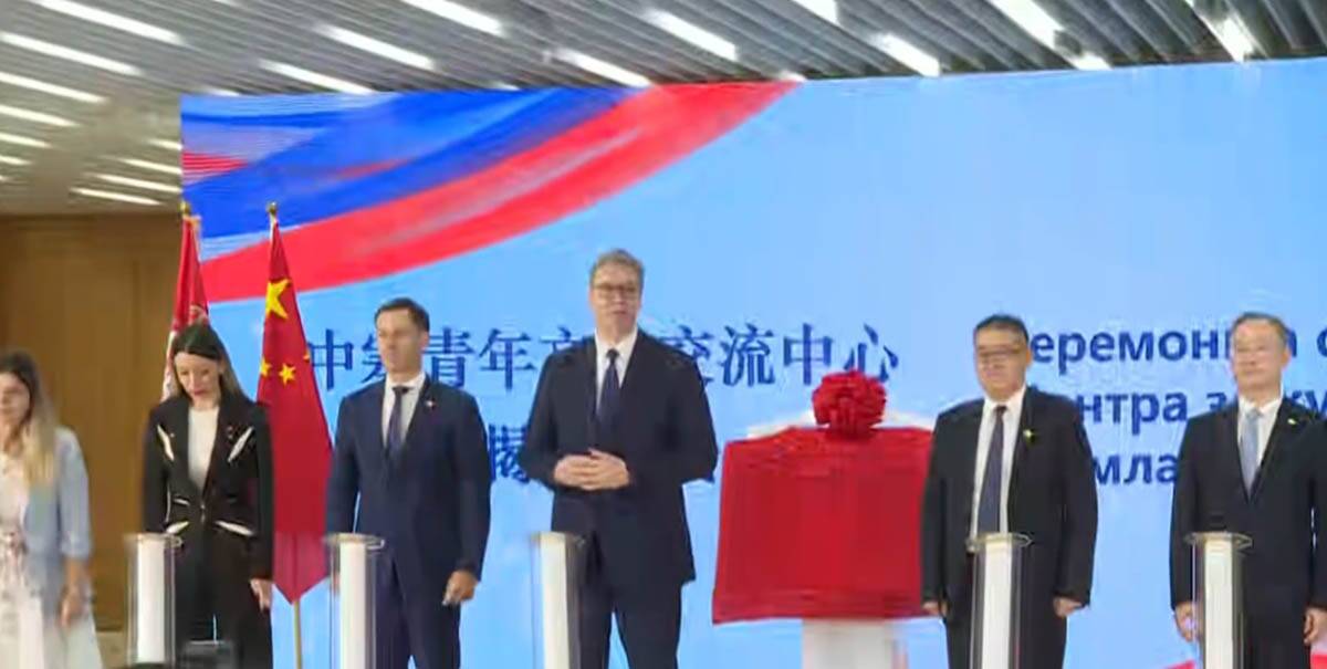 Vučić na svečanom otvaranju Kinesko-srpskog omladinskog kulturnog centra (8).jpg