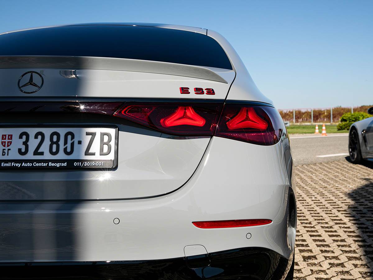 E 53 HYBRID 4M+ (10).jpg