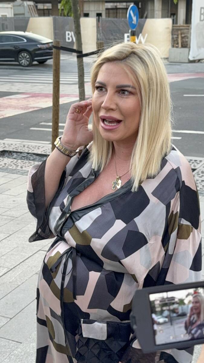 Trudna Dea Djurdjevic na reviji Bate Spasojevica (5).jpg