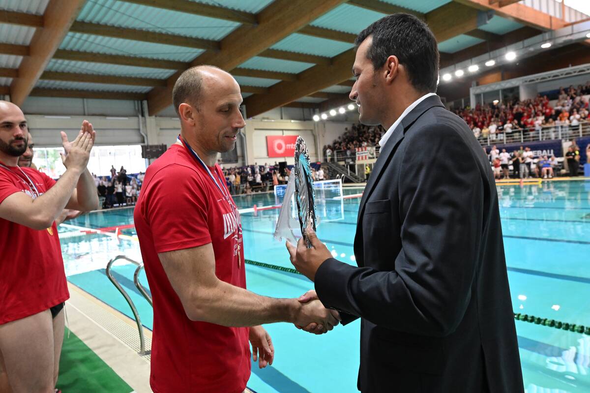 Andrija Prlainović prima trofej prvaka Srbije od Marka Avramovića