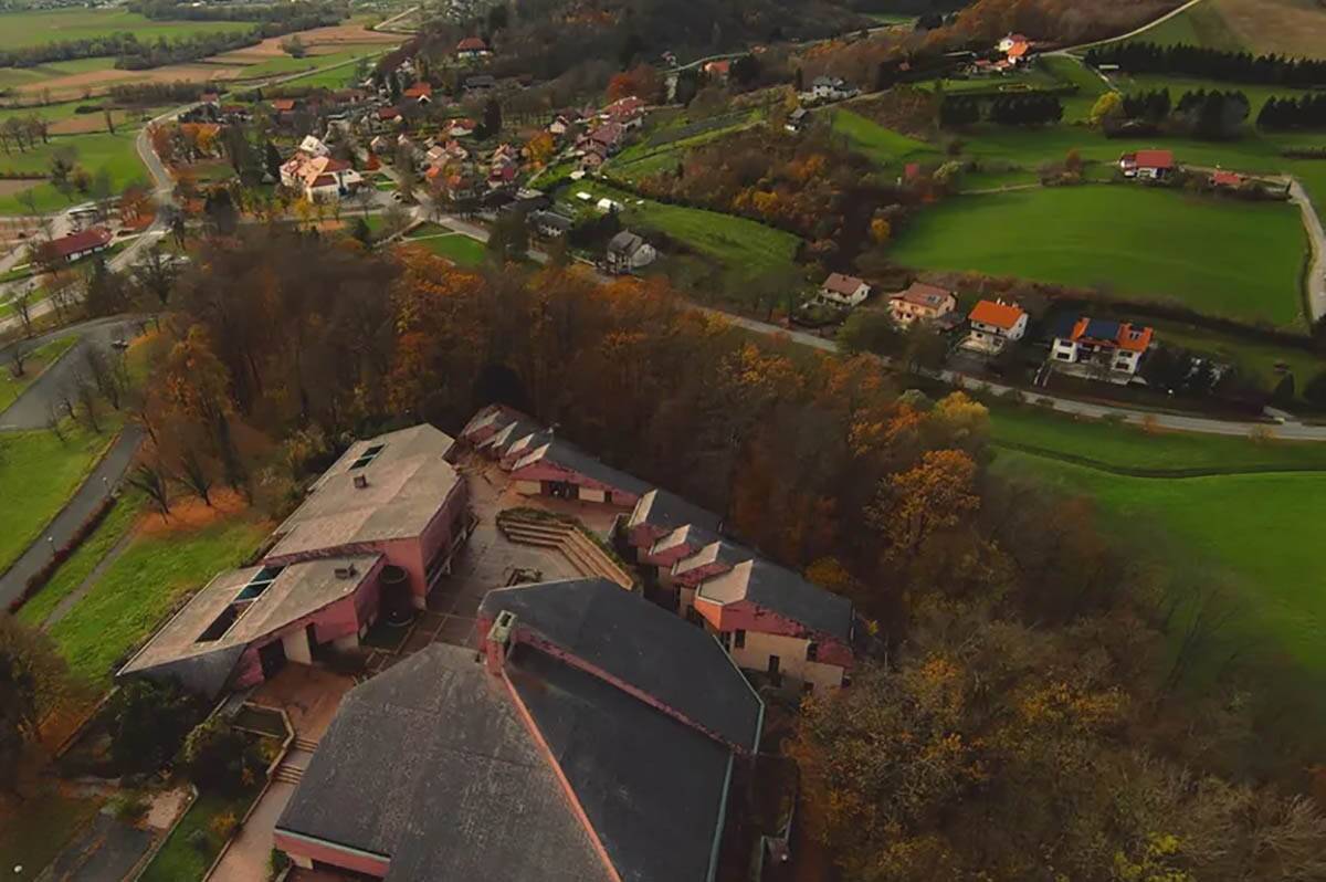 Napušteni spomen dom Kumrovec (3).jpg