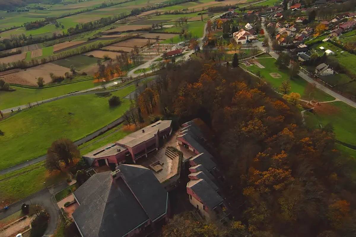 Napušteni spomen dom Kumrovec (4).jpg