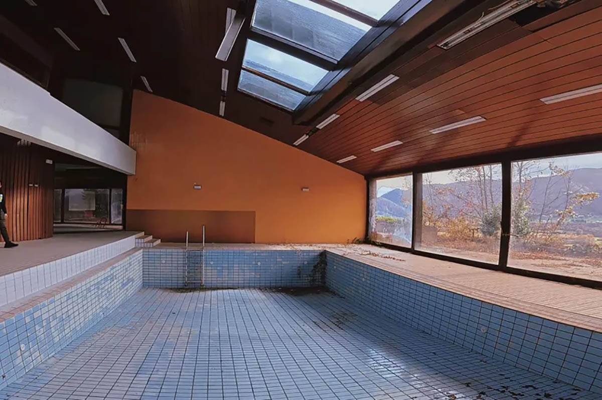 Napušteni spomen dom Kumrovec (6).jpg