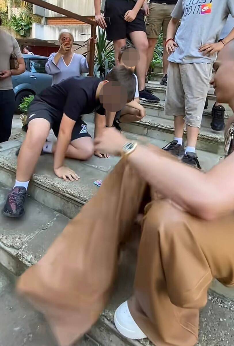 Vojaž tapka sličice ispred zgrade (4).jpg