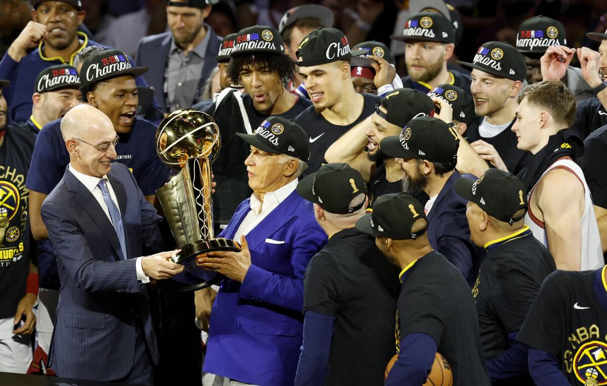 Sten Kronki podiže pehar NBA šampiona