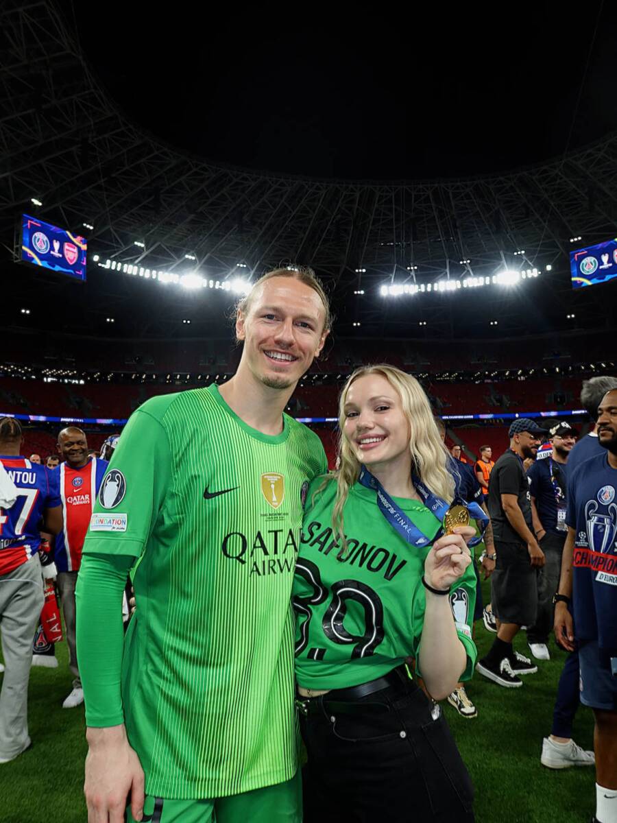 Ruska zastava na finalu Lige šampiona (1).jpg