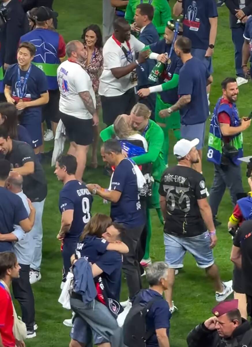 Ruska zastava na finalu Lige šampiona (1).png