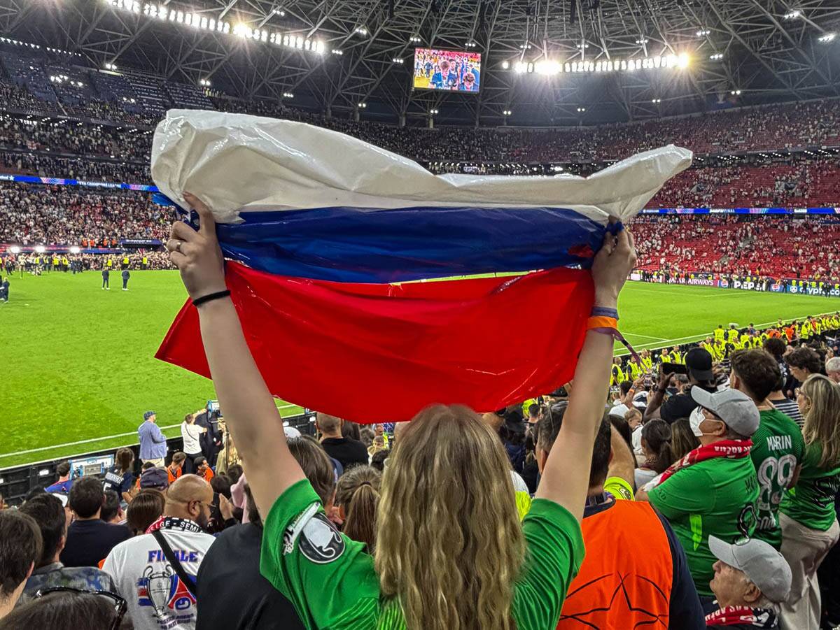 Ruska zastava na finalu Lige šampiona (3).jpg