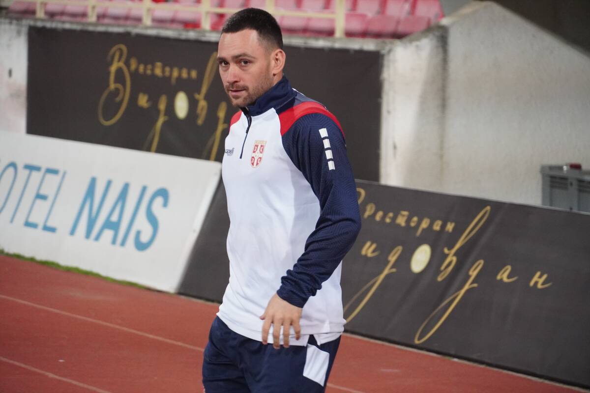 Andrija Živković kao kapiten izlazi na utakmicu Srbije.jpg