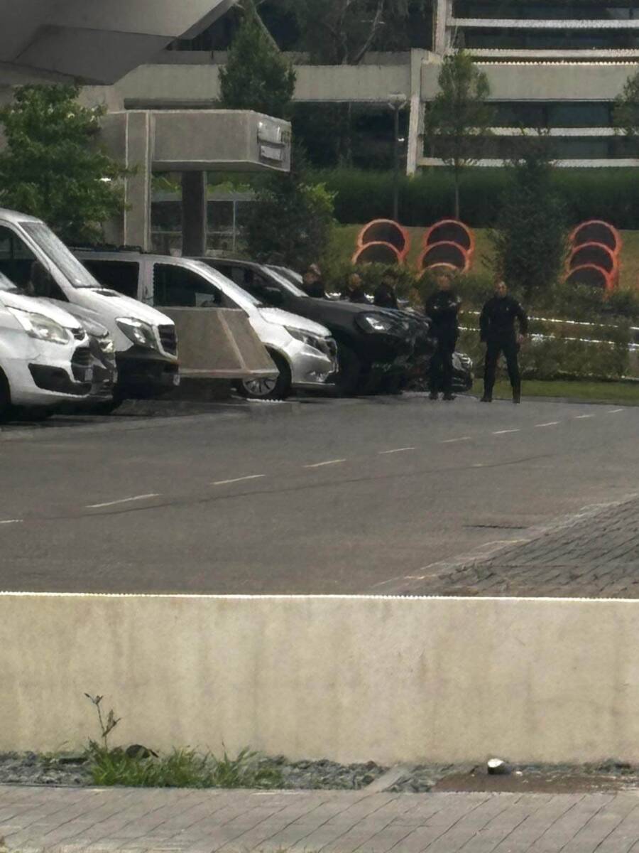 Obezbedjenje i vatrogasci oko Sava Centra uoci Senidinog koncerta 3.jpg