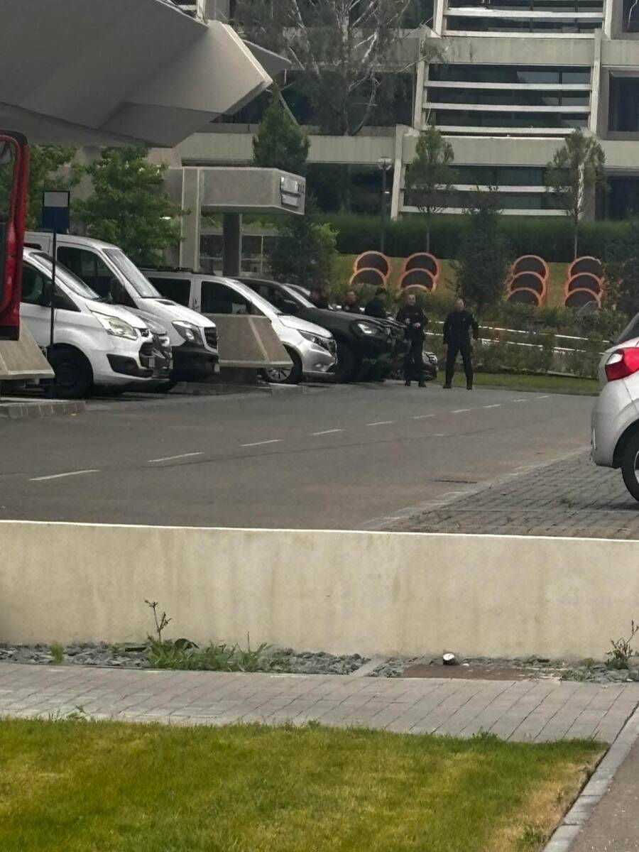 Obezbedjenje i vatrogasci oko Sava Centra uoci Senidinog koncerta 4.jpg