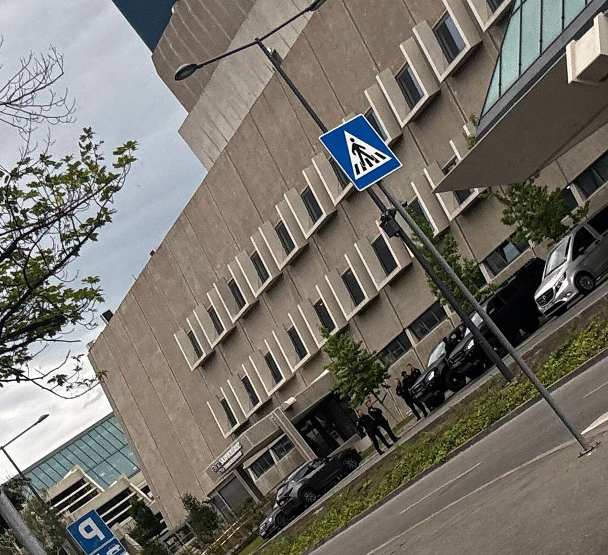 Obezbedjenje i vatrogasci oko Sava Centra uoci Senidinog koncerta 1.jpg