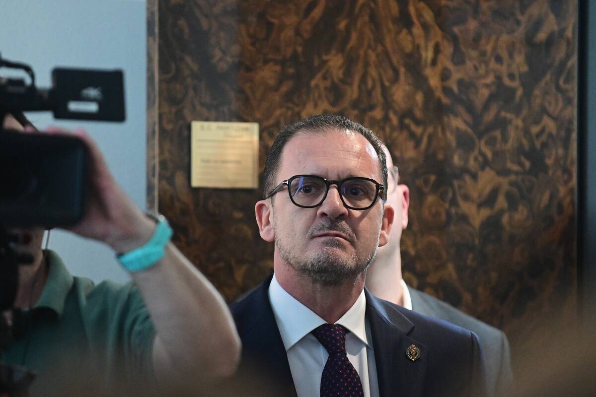 Predrag Mijatović iza kamere na konferenciji za novinare u Partizanu