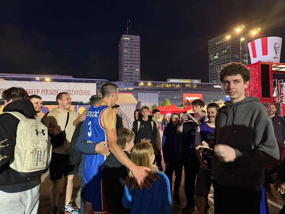 Srpski basketaši se fotografišu sa navijačima u Varšavi (3).jpg