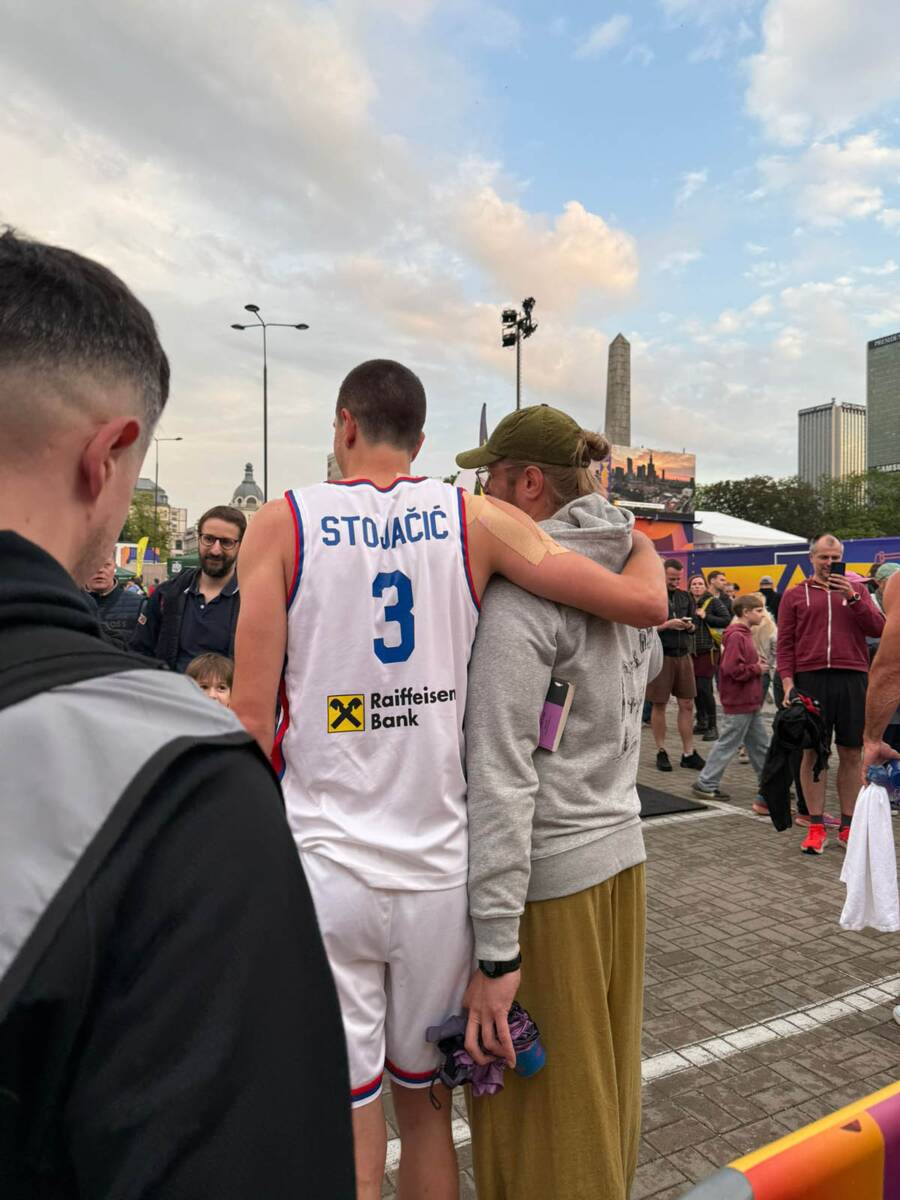 Srpski basketaši se fotografišu sa navijačima u Varšavi (6).jpg