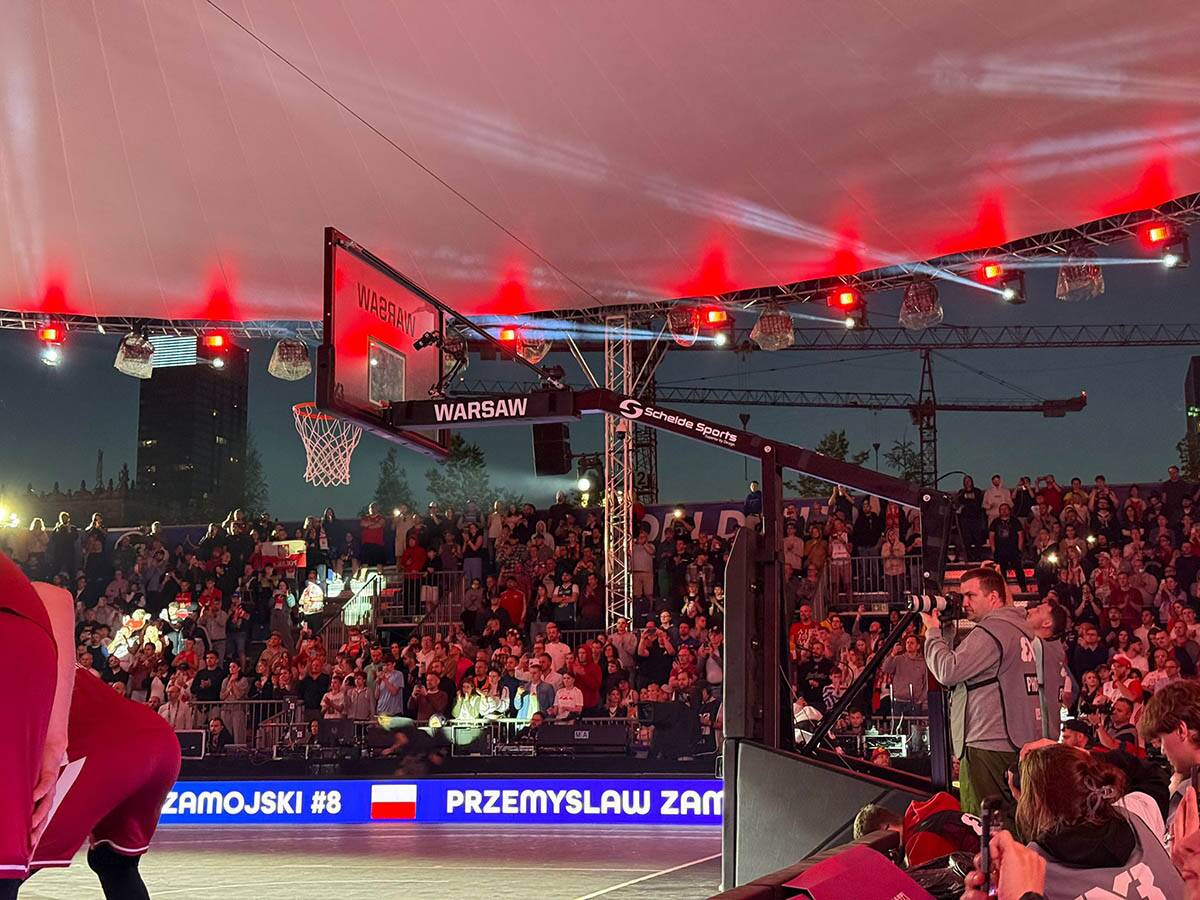 Pune tribine u Varšavi pred meč protiv Letonije 1.jpg