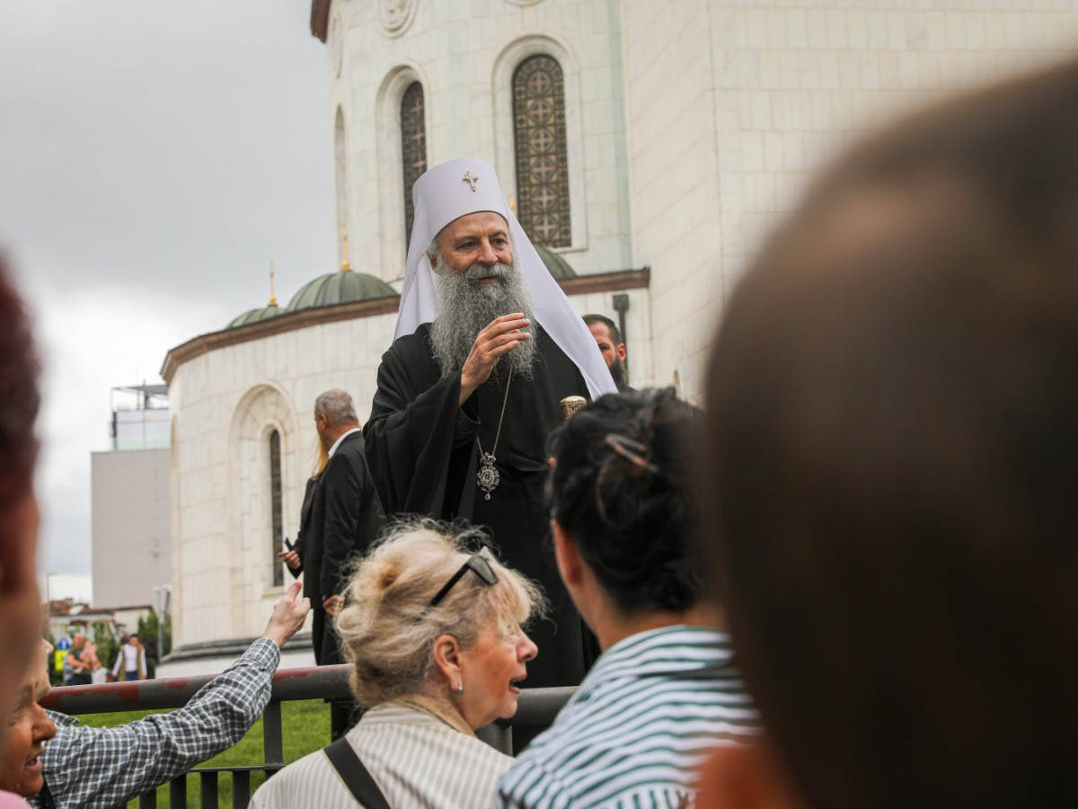 Patrijarh Porfirije izasao da pozdravi narod koji ceka ispred Hrama (2).jpg