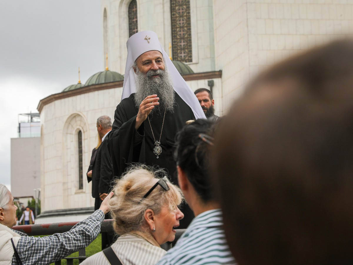 Patrijarh Porfirije izasao da pozdravi narod koji ceka ispred Hrama (3).jpg