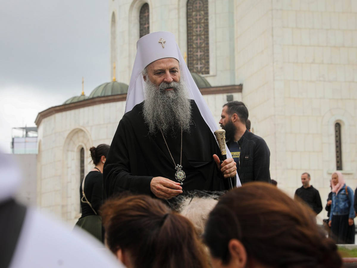 Patrijarh Porfirije izasao da pozdravi narod koji ceka ispred Hrama (5).jpg