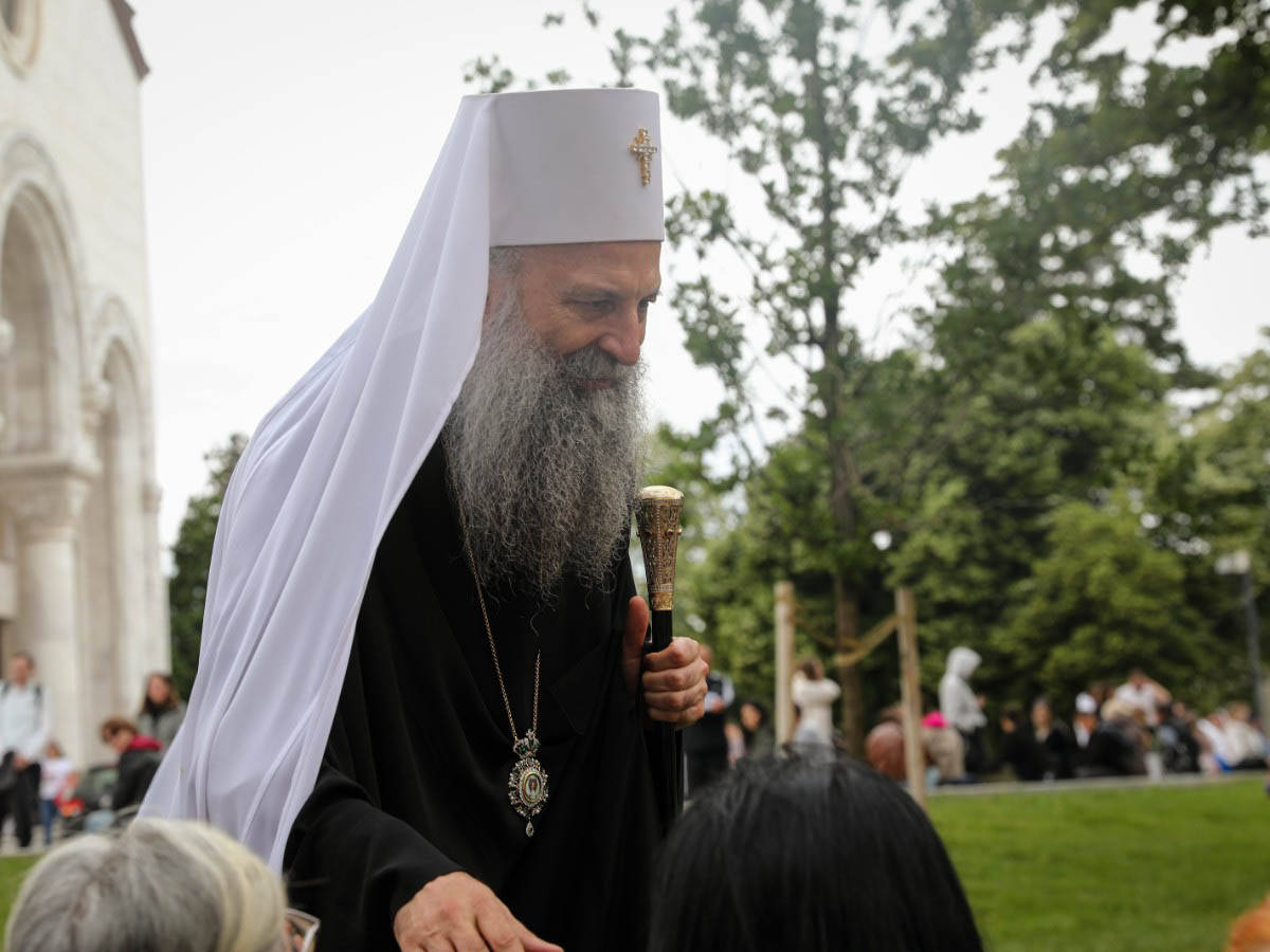 Patrijarh Porfirije izasao da pozdravi narod koji ceka ispred Hrama (6).jpg