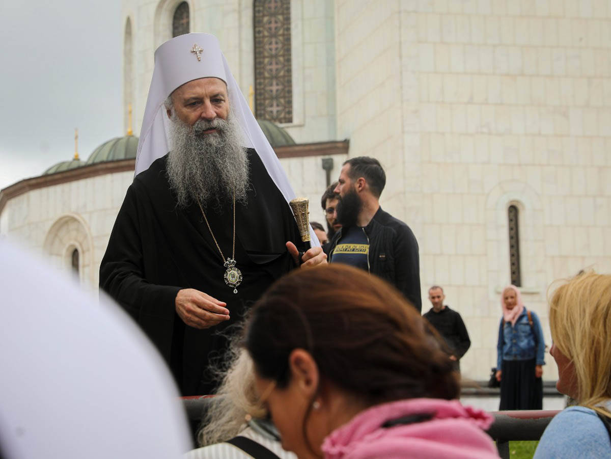 Patrijarh Porfirije izasao da pozdravi narod koji ceka ispred Hrama (7).jpg