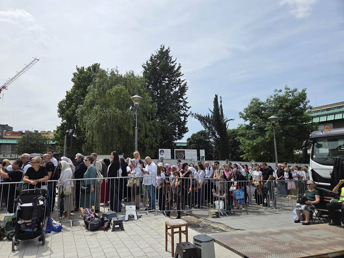 Kilometarske kolone ispred Hrama Svetog Save (1).jpg
