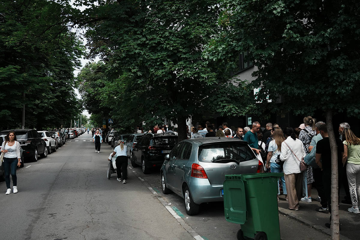 Kilometarske kolone ispred Hrama Svetog Save (4).jpg