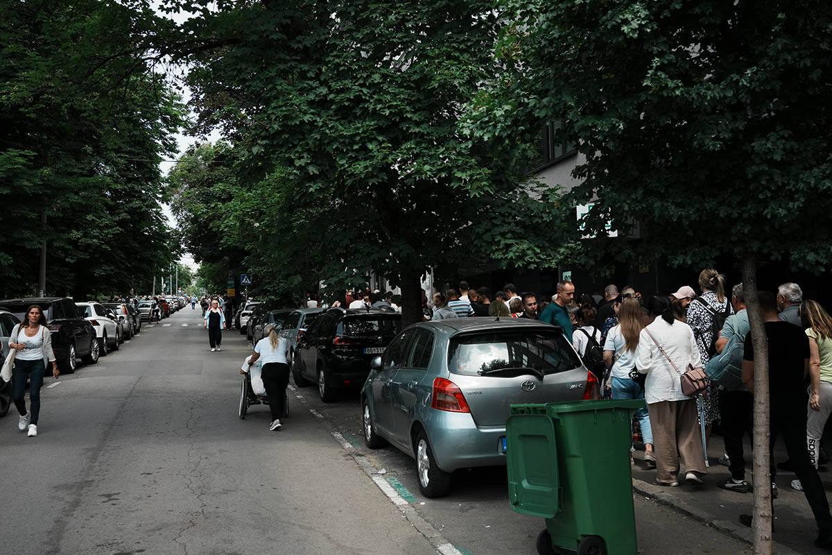 Kilometarske kolone ispred Hrama Svetog Save (5).jpg