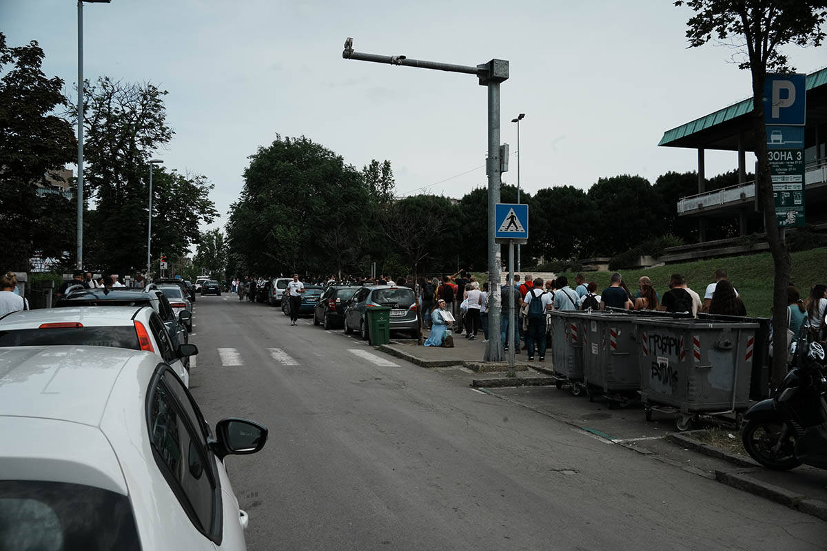 Kilometarske kolone ispred Hrama Svetog Save (6).jpg