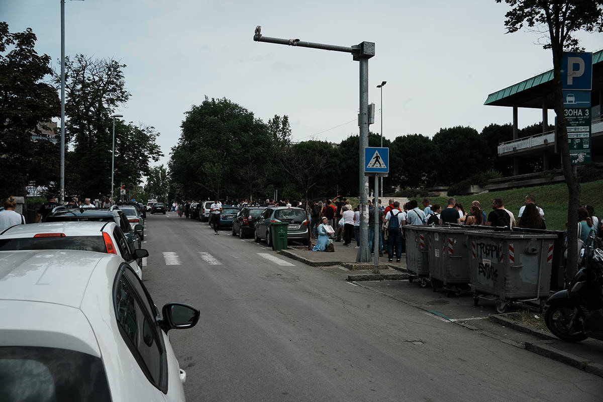 Kilometarske kolone ispred Hrama Svetog Save (8).jpg