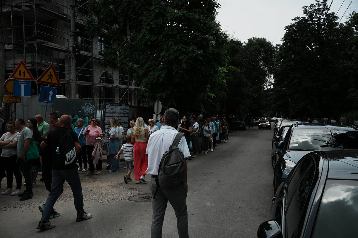 Kilometarske kolone ispred Hrama Svetog Save (9).jpg
