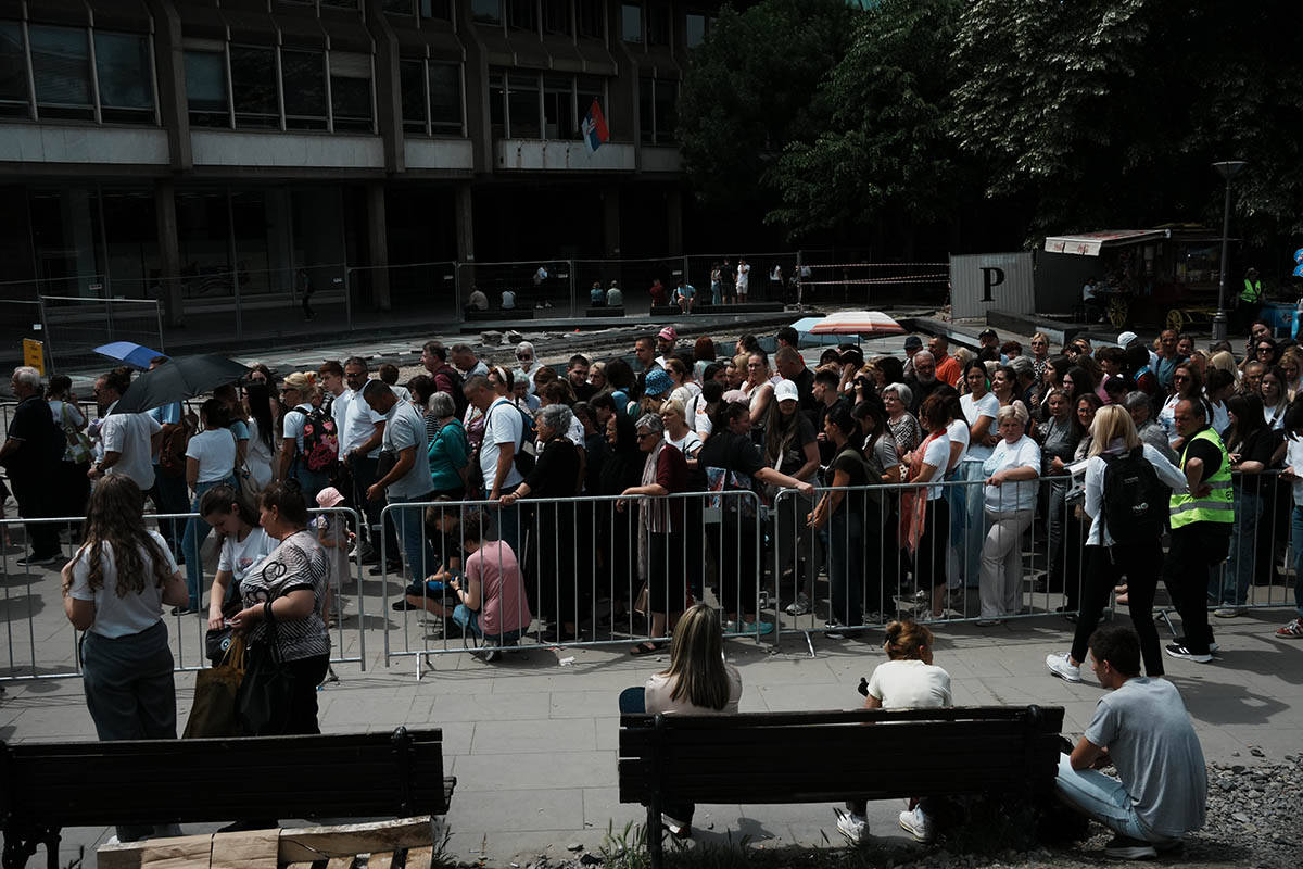 Kilometarske kolone ispred Hrama Svetog Save (10).jpg