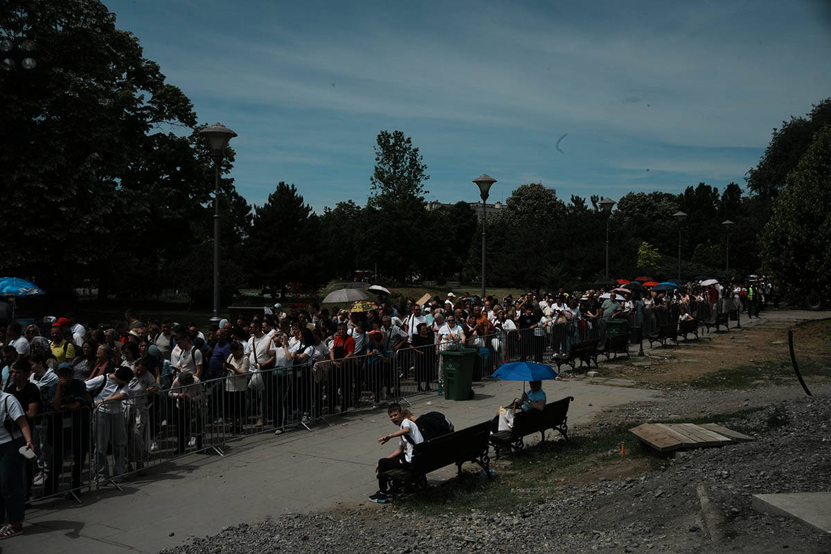 Kilometarske kolone ispred Hrama Svetog Save (11).jpg