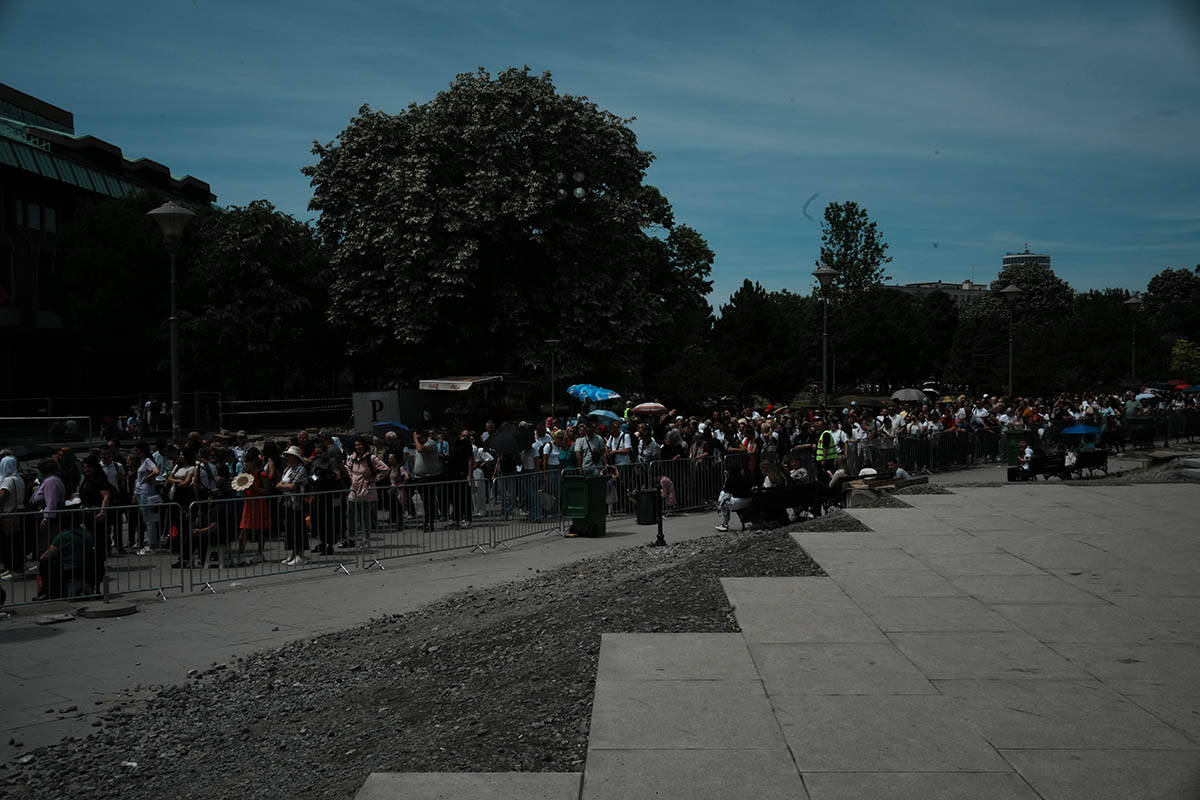 Kilometarske kolone ispred Hrama Svetog Save (12).jpg