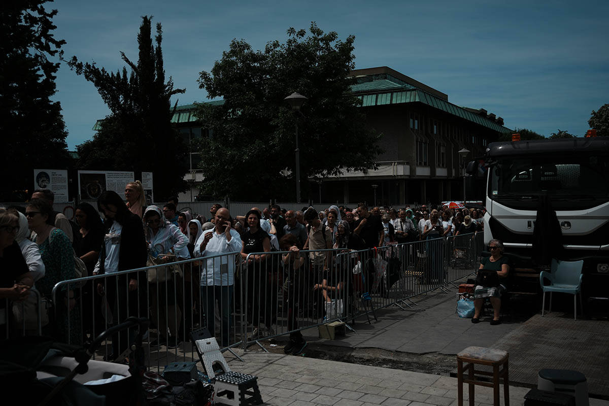 Kilometarske kolone ispred Hrama Svetog Save (14).jpg