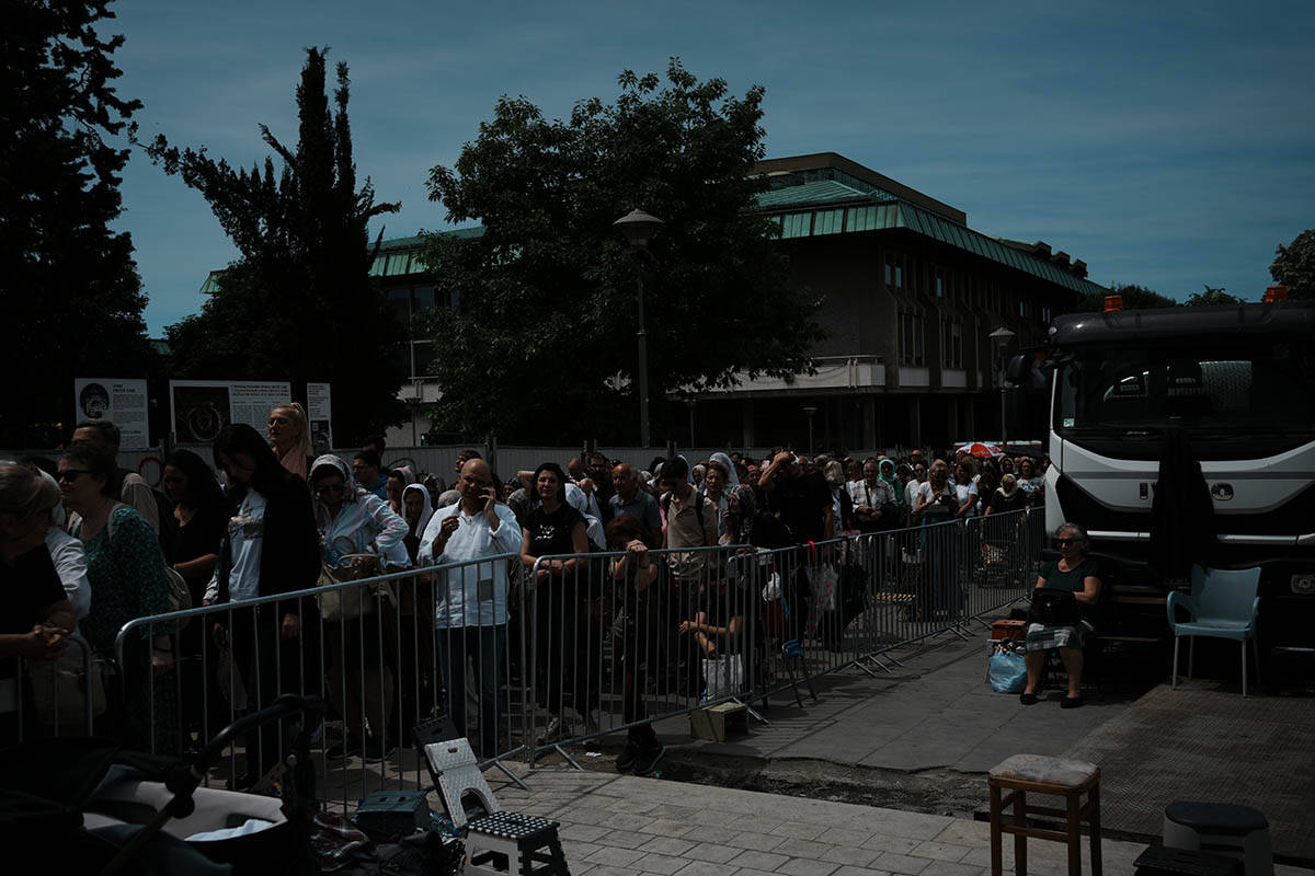 Kilometarske kolone ispred Hrama Svetog Save (15).jpg