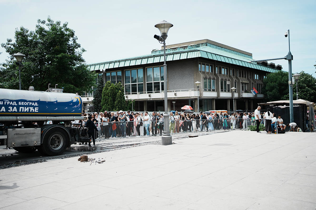 Kilometarske kolone ispred Hrama Svetog Save (16).jpg
