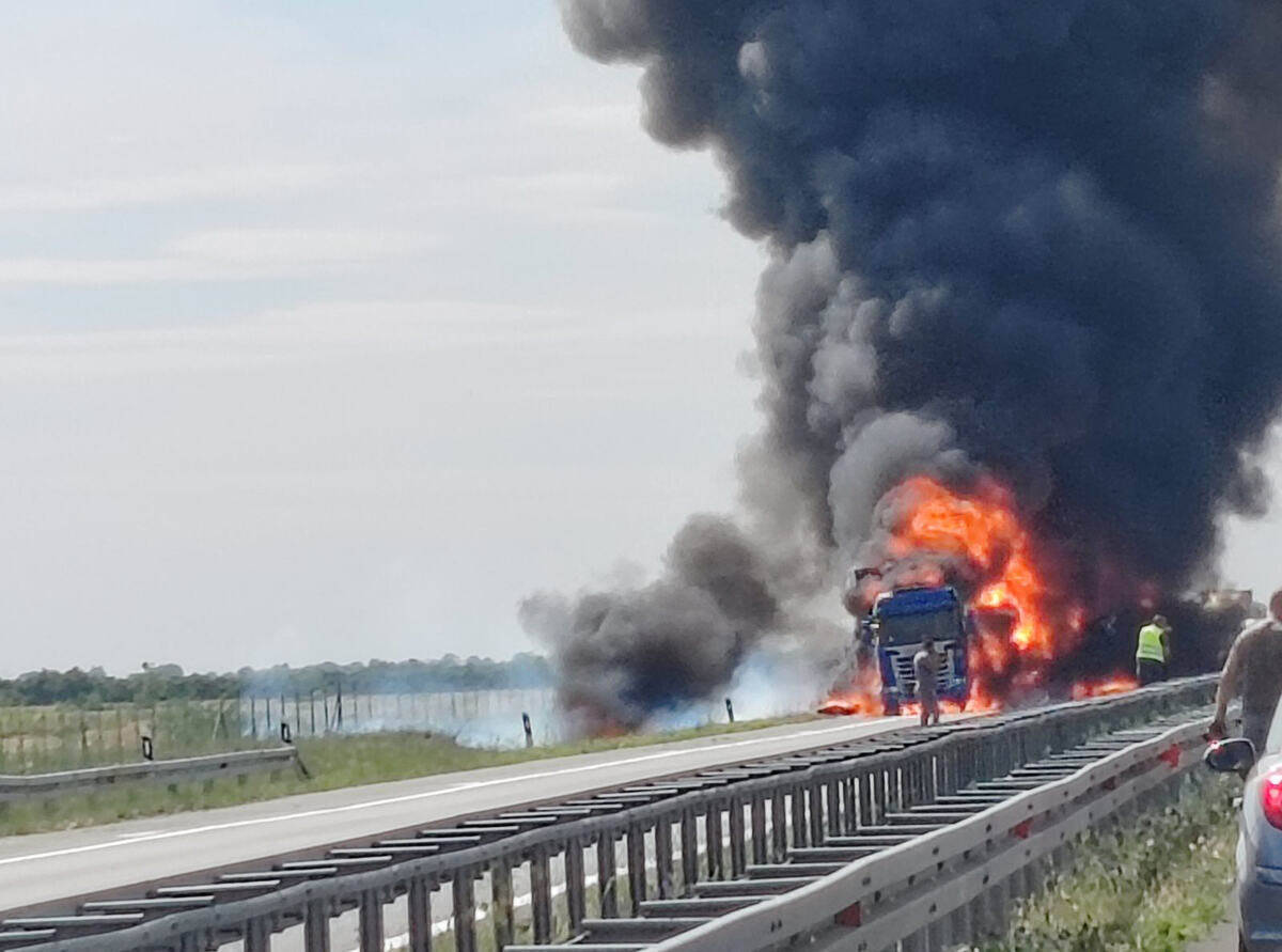 Zapalio se kamion na auto-putu kod Šimanovaca 1.jpg