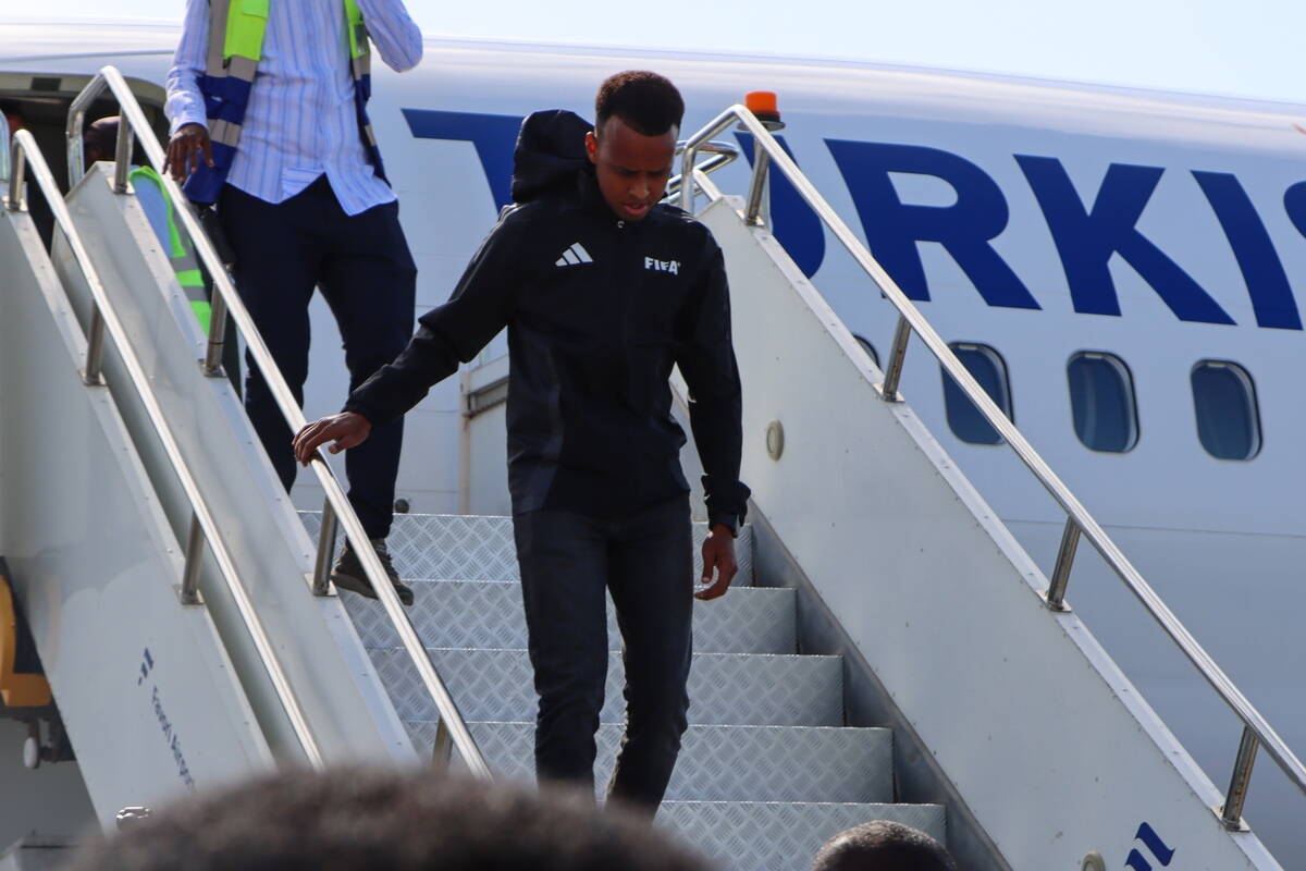 Proterani fudbalski sudija iz Somalije Omar Abdulkadir Artan izlazi iz aviona