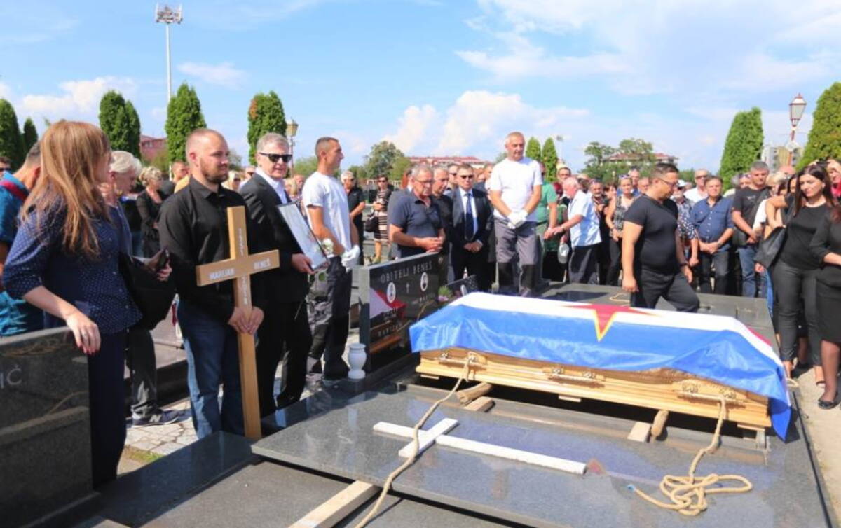 Sahrana Marijana Beneša i sanduk pokriven zastavom Jugoslavije