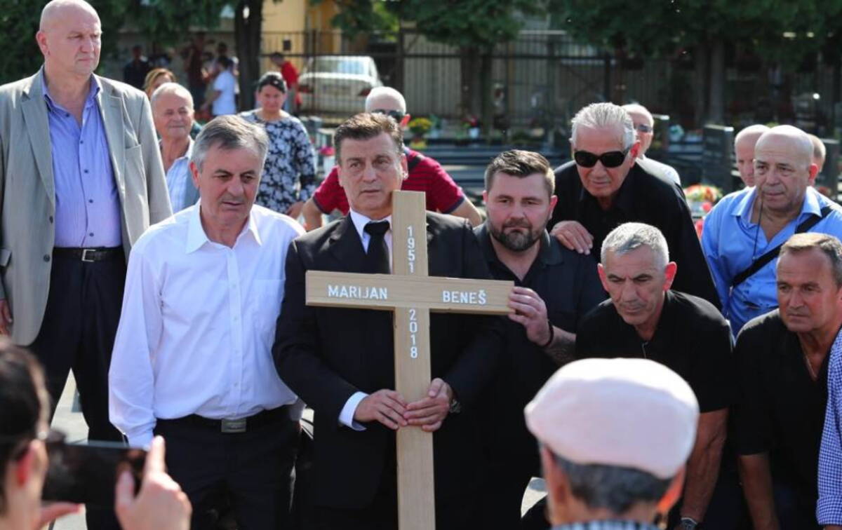Sahrana Marijana Beneša i sanduk pokriven zastavom Jugoslavije