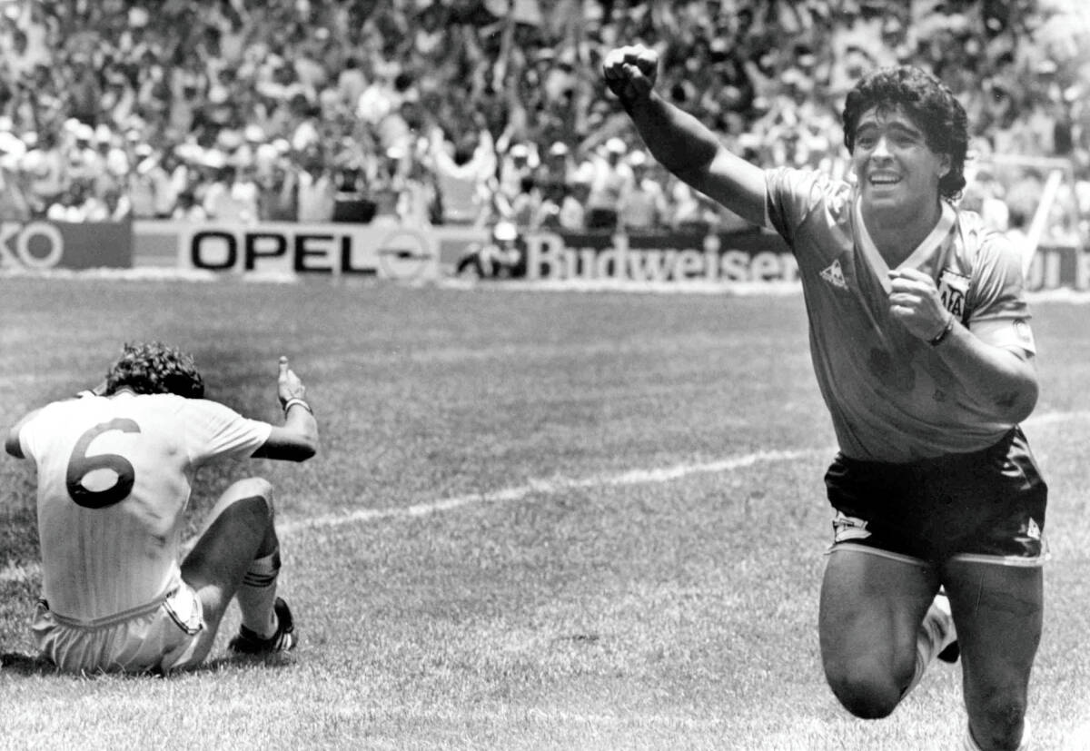 Dijego Maradona slavi gol na utakmici Argentina Engleska 1986.jpg