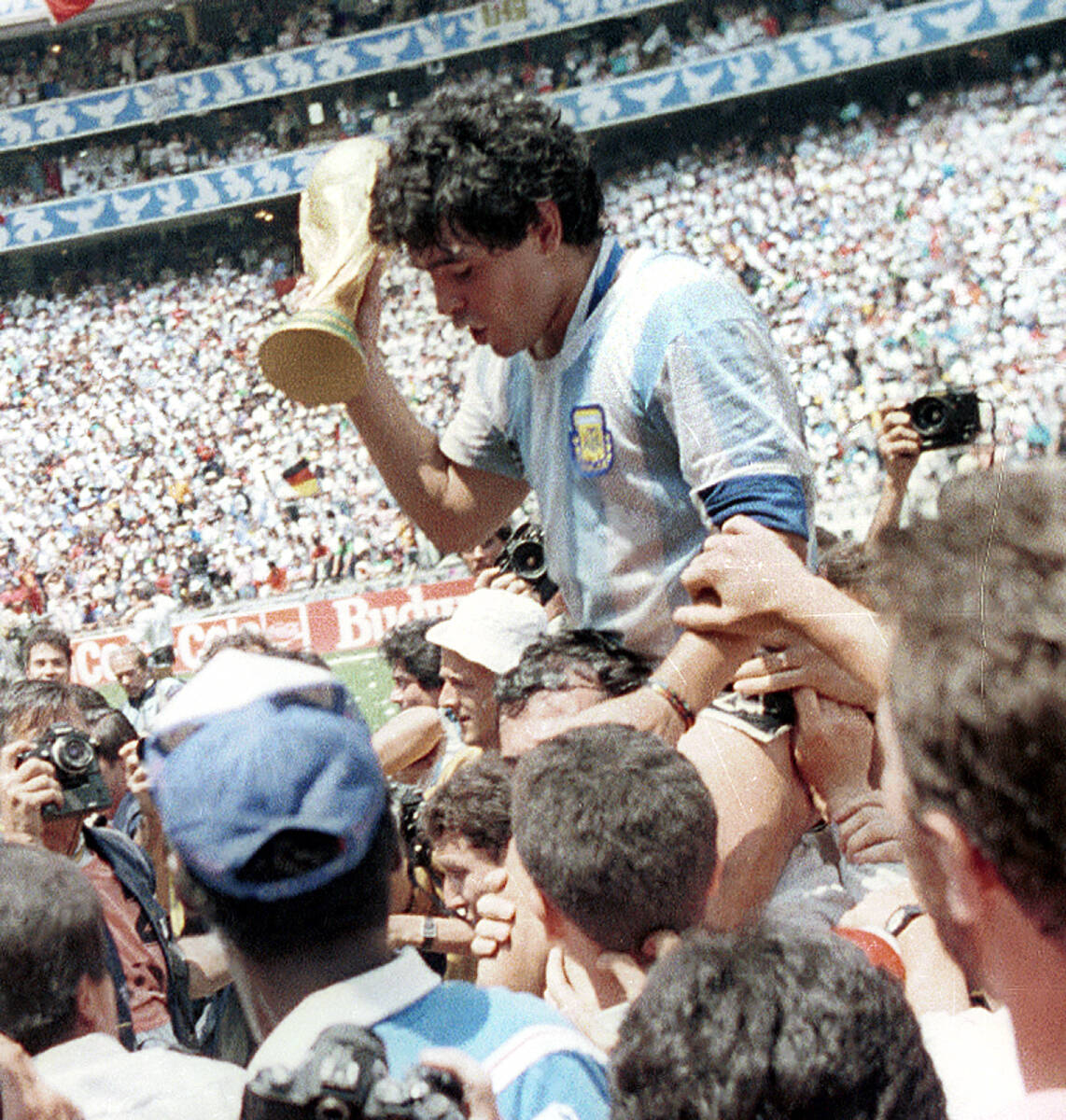 Dijego Maradona drži pehar prvenstva sveta u fudbalu